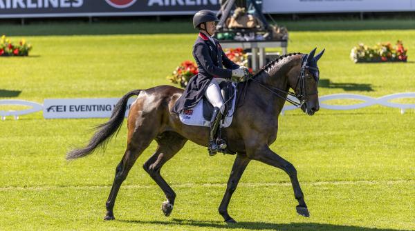 Tom McEwen med JL Dublin ligger i individuell ledning – samtidigt som Storbritanniens lag ligger delat i topp. Foto: FEI/Benjamin Clark