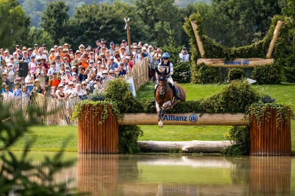 Amanda Staam och Corpoubet i vattenhindret på terrängen vid VM i Aachen. Foto: Emma Wallskog/Bildbyrån