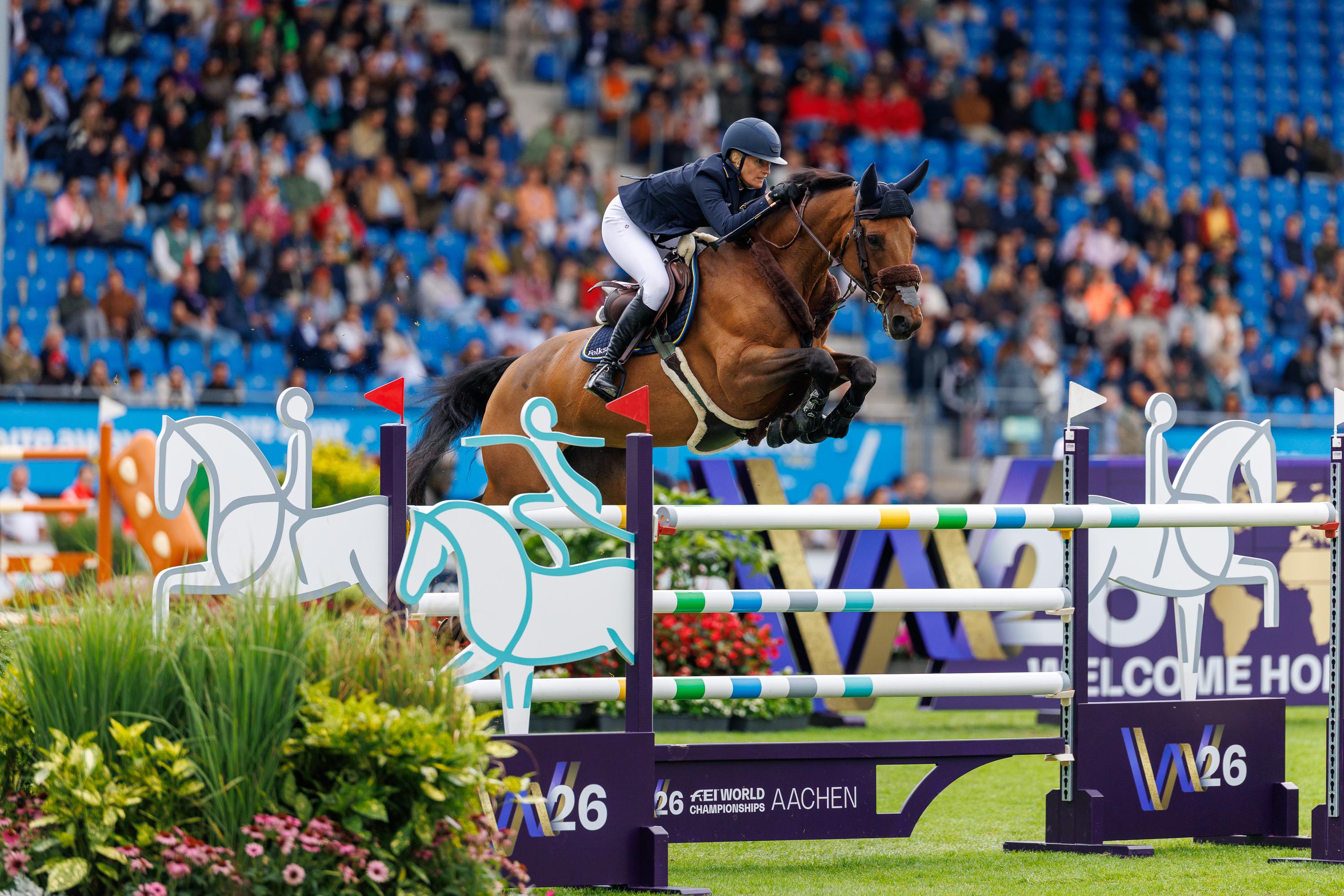 Petronella Andersson och Odina van Klapscheut i torsdagens laghoppning. Foto: Tomas Holcbecher