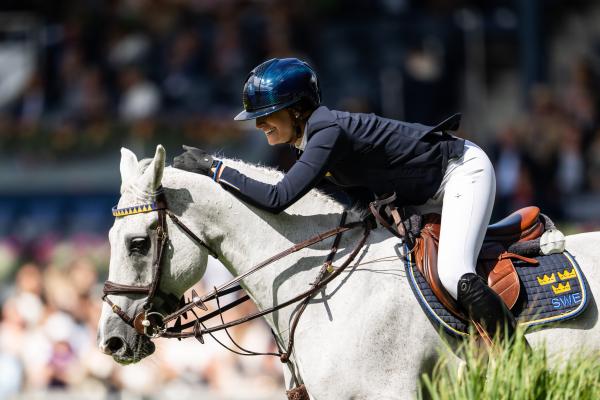 Wilma McMahon med Cicci efter målgång. Foto: Emma Wallskog/Bildbyrån