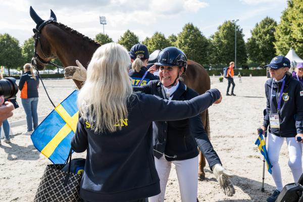 Lena Malmström kramas om av förbundskaptenen precis när vinsten är klar. Foto: Emma Wallskog/Bildbyrån