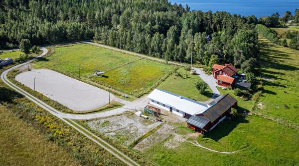 Hästgård med fem boxar och lantlig charm