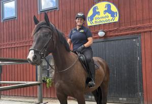 Andrea Eriksson på ridskolans uppfödning Calvin. Foto: Privat