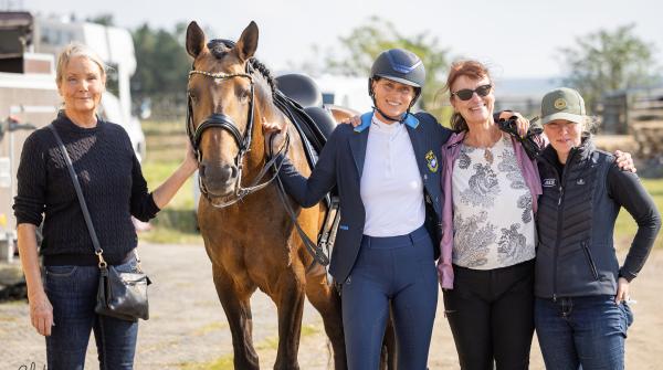 Jag, mamma, Maria och Anna. Blir samma gäng denna gång, men Anna kommer rida själv istället för att vara hästskötare. Foto: Privat