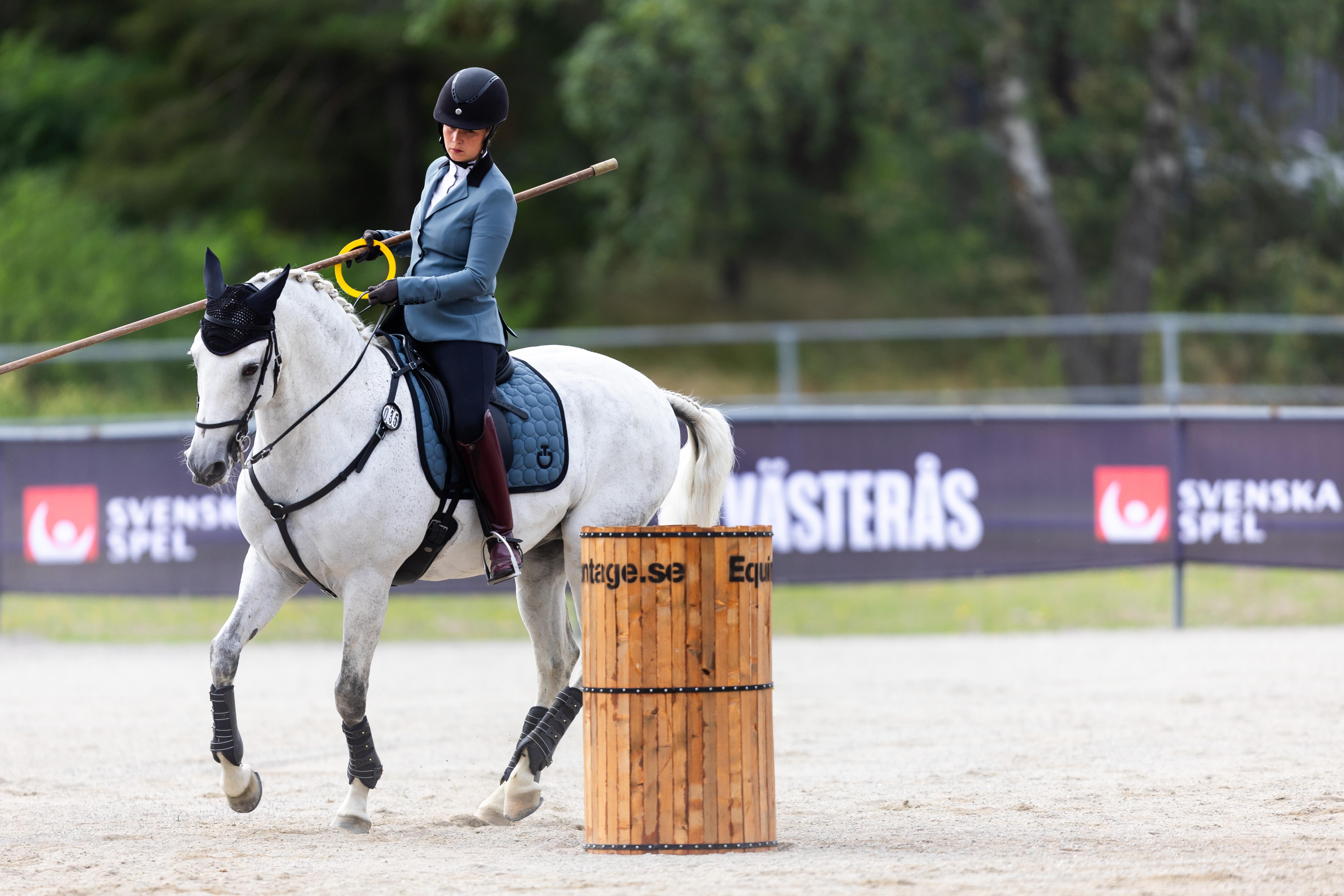 Idamaria Johansson med hästen Hoxi som tävlar working equitation. Foto: Tobias Sterner/ Bildbyrån.