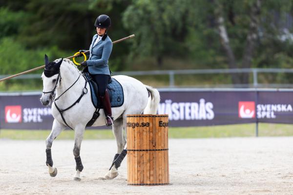 Idamaria Johansson med hästen Hoxi som tävlar working equitation. Foto: Tobias Sterner/ Bildbyrån.