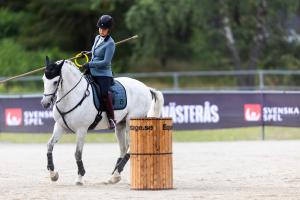 Idamaria Johansson med hästen Hoxi som tävlar working equitation. Foto: Tobias Sterner/ Bildbyrån. 