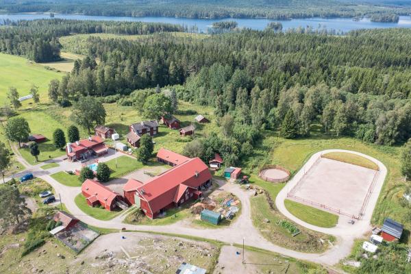 Välrustad och naturnära hästgård i Bergslagen