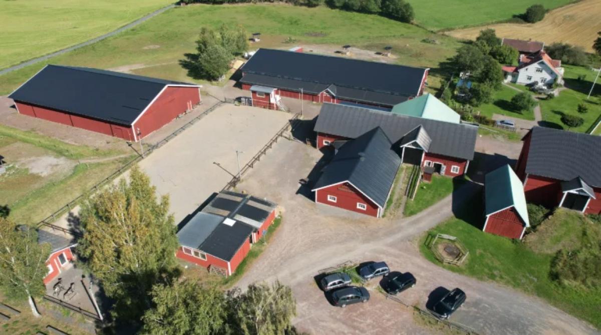 Klubbhuset kommer placeras i anslutning till ridbanan. Foto: Privat
