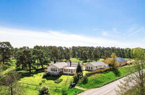 Liten hästgård med sex boxar och egen ridbana 