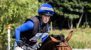 Therese Viklund rider två av unghästarna. Foto: Michael Meindl/Bildbyrån