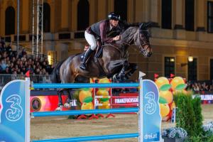 Det blev blågult på pallplatsen när Peder Fredricson red Grand Prix i Wien. Foto: Tomas Holcbecher