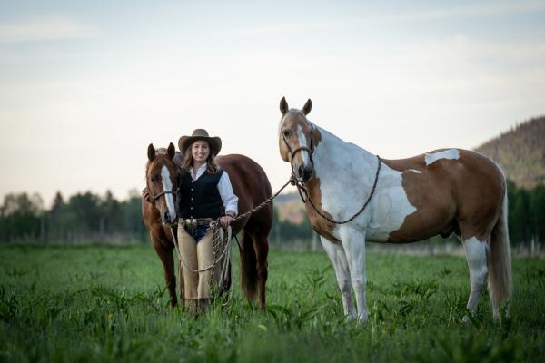 Trine Bøhnsdalen arbetar med rådgivning och kunskapsförmedling om relationen mellan häst och människa, beteende och inlärning.Foto: Samirah Hohl