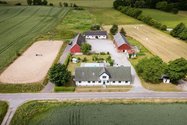 Hästgård i Höör med mycket mark