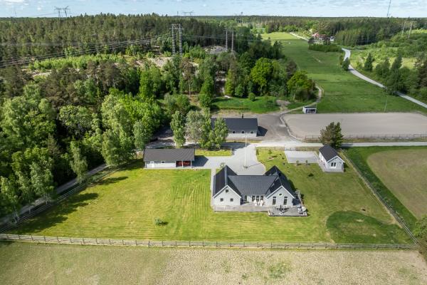 Hästgård vid Mälaren – med stall, lösdrift och ridbana