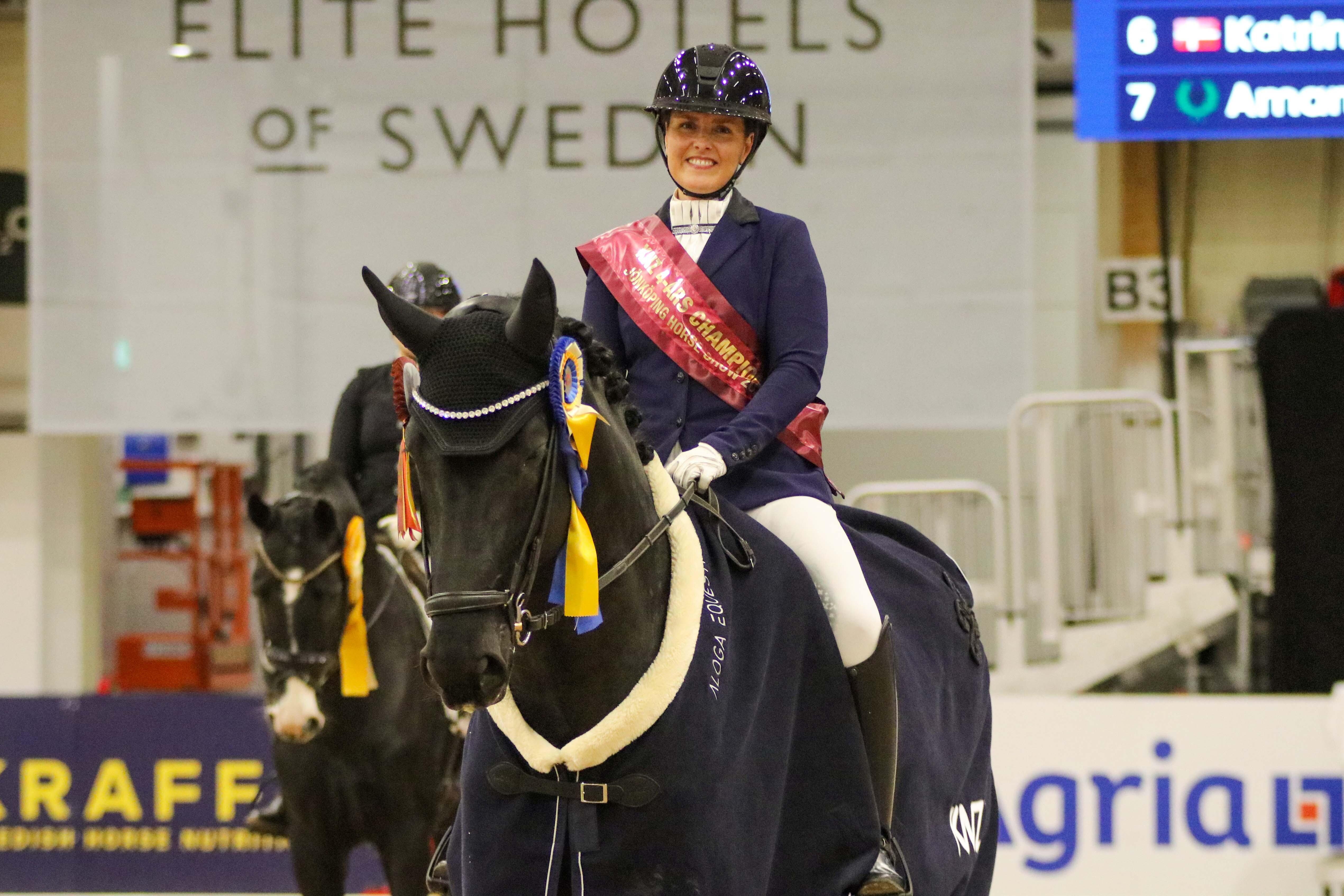 Katrine Kraglund och fyraårige Sacrum vann KNZ 4-års Championat i Jönköping på 88,667 procent. Hingstens galopp belönades med 9,5 och 9,8. Foto: Maja Fröjelin