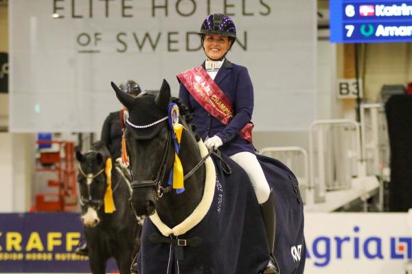 Katrine Kraglund och fyraårige Sacrum vann KNZ 4-års Championat i Jönköping på 88,667 procent. Hingstens galopp belönades med 9,5 och 9,8. Foto: Maja Fröjelin