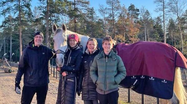 Ida bollar stallet, ridningen och tävlandet med skola och plugg. Något som inte hade gått utan teamet runtomkring där familjen betyder allra mest.