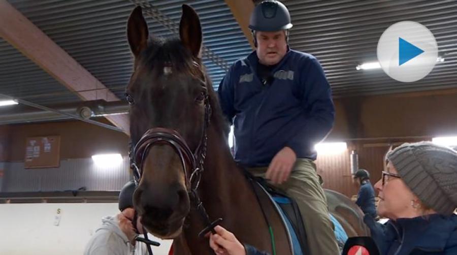 Nyhetsmorgons Marcus Noterius har varit ute på ännu ett äventyr. I veckan besökte han Ås ridskola där han satt upp i sadeln.
