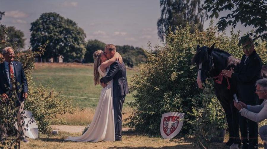 När Anna och Erik Böhme Graneskog gifte sig var hästarna vid deras sida. Foto: Axel Graneskog