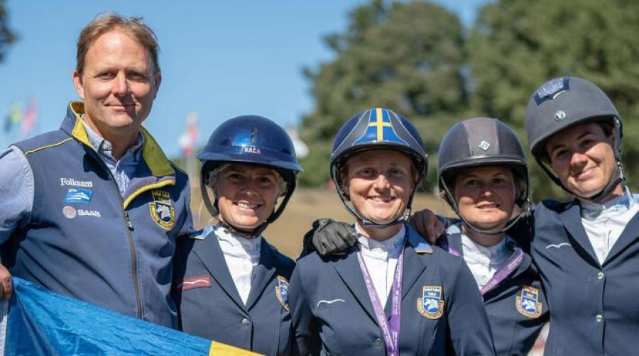 Fredrik Bergendorff med VM-laget från Pratoni som fixade kvalet till OS i Paris 2024. Frida Andersén, Aminda Ingulfson, Malin Josefsson och Sofia Sjöborg.

Arkivfoto: Kim C Lundin