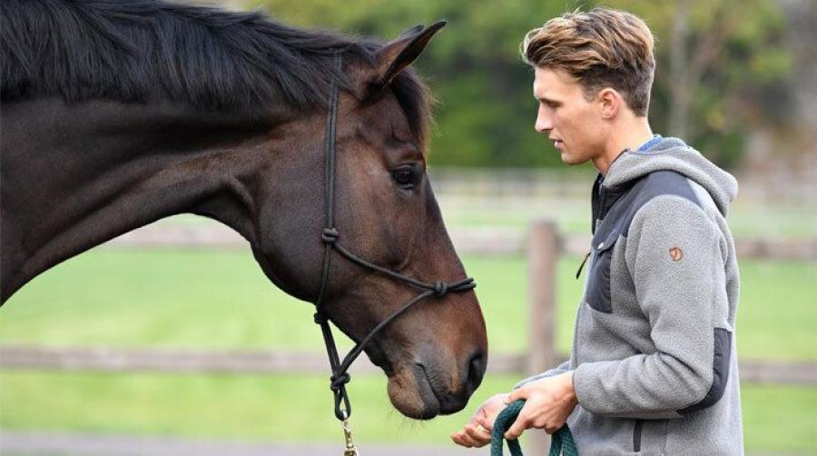 Carl Hedin och Davalerian "Lucas" hemma på Särö Stable.