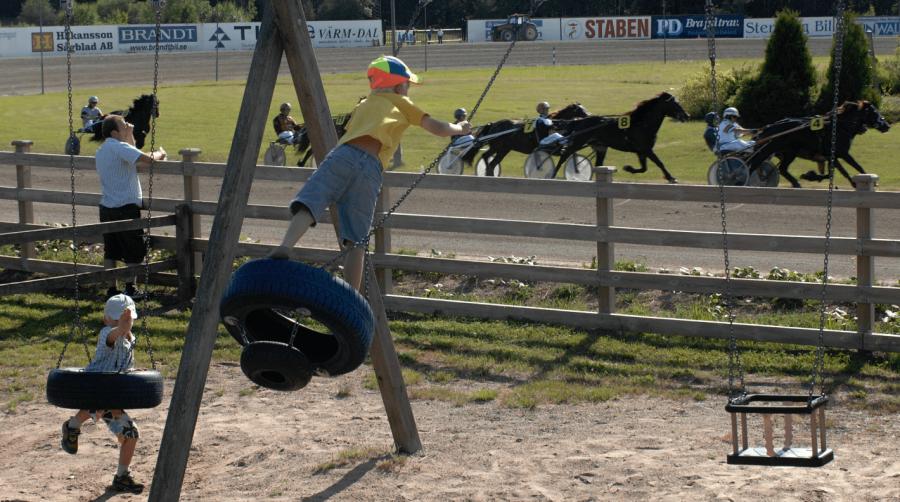 Upplev spänningen på plats!