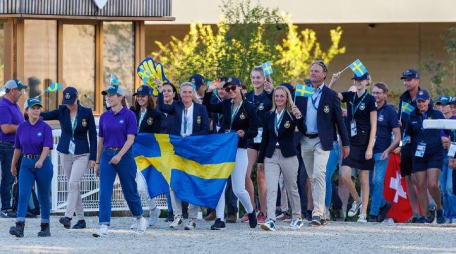 Det svenska laget vid onsdagens invigningsceremoni. Foto: Tomas Holcbecher