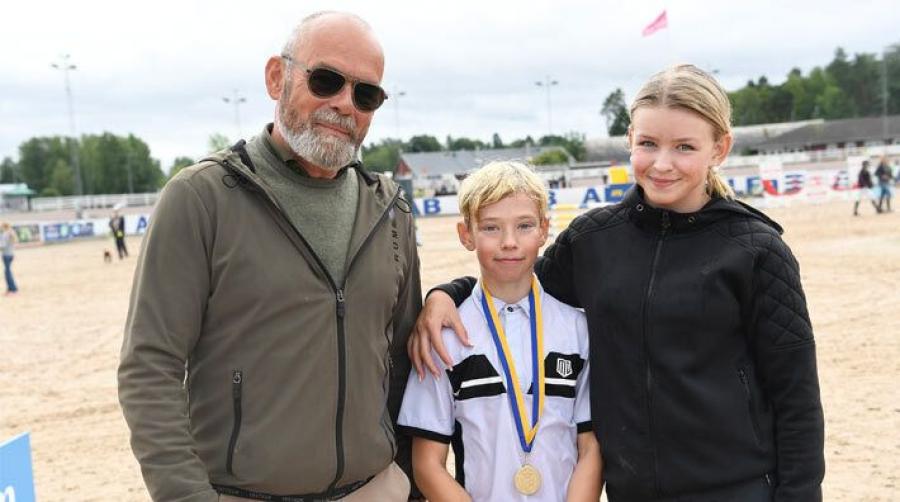 Jonathan Hansson med storasyster Mathilda och deras tränare Pether Markne.