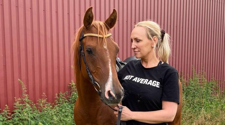 Mia med familjens D-ponny, araben Shamsz.