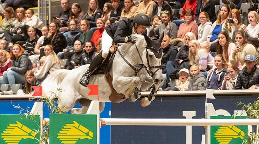 Henrik von Eckermann startade vid hoppningens första världscuptävling för säsongen, i Oslo förra helgen. Nu ska han vidare till Finland. Foto: Roland Thunholm