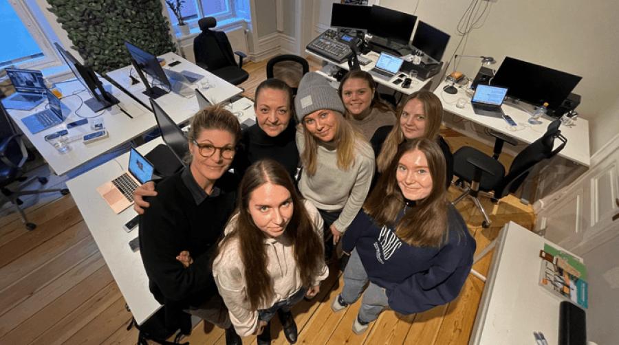 Hippsons redaktion från vänster: Marit Nordkvist, Cajsa Ekström Arman, Jennie Börs, Ida Lindemann, Clara Wallin, Olivia Andersson Hjelm och Maren Gahrmaker Kalleberg. Foto: Hippson